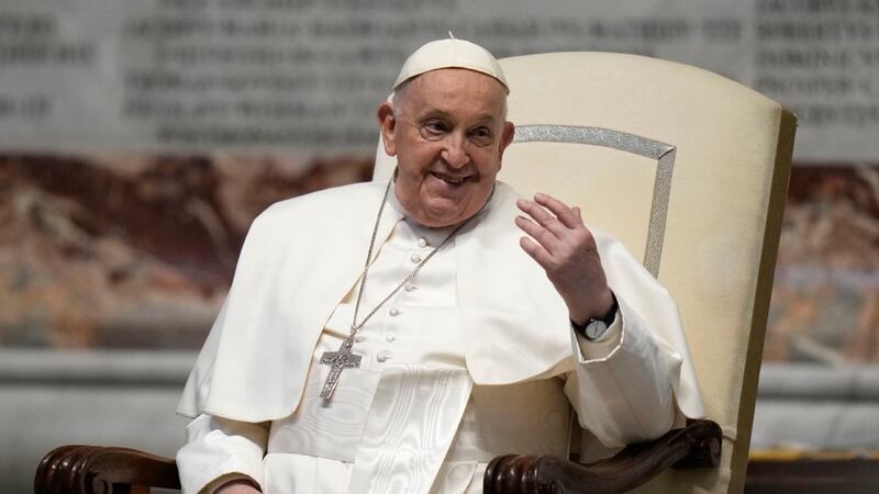 Tras problemas renales y respiratorios, Papa Francisco se mantiene despierto y estable