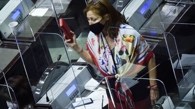 La diputada dijo que aporta más al estado y al país trabajando desde el "esquema nacional"