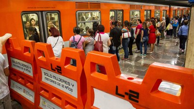 Mujeres en un anden de la Línea 2 del Metro de la CDMX