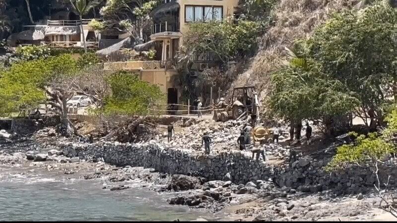 Derriban muro ilegal en Sayulita que bloqueaba acceso a la playa