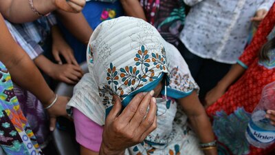 Una mujer acude al funeral de una persona que fue acusada de practicar brujería en India