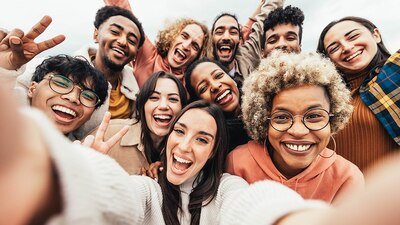 La investigación señala que tener relaciones sólidas ayuda a ser más feliz