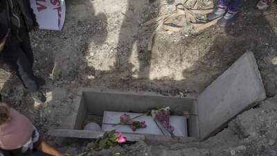 Un grupo de mujeres ayudó a que Dulce María fuera sepultada