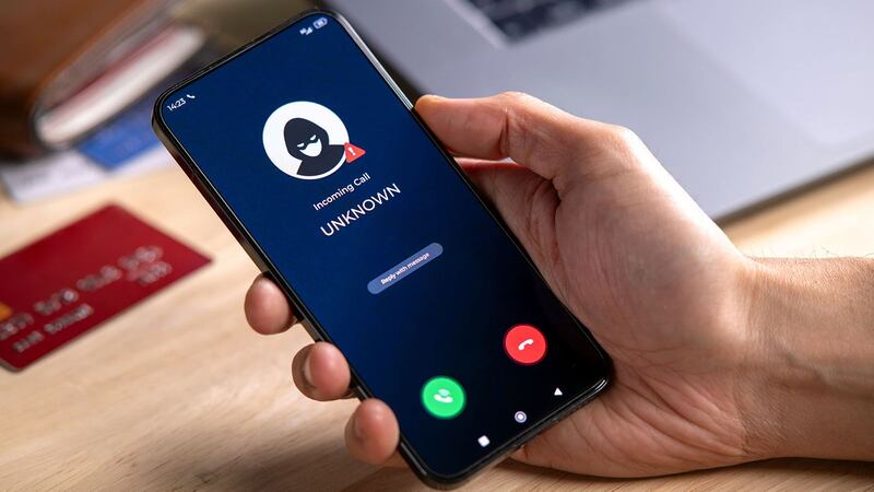 Estafadora se enoja e insulta a hombre porque no cayó en su trampa