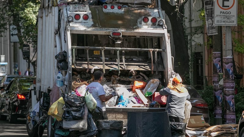 Mueren trabajadores de limpia que viajaban en lo alto de un camión tras chocar con un puente