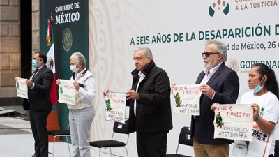 El mandatario recibió unas prendas hechas por las madres de los 43 normalistas