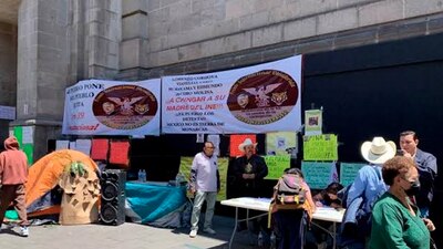 El grupo de manifestantes recaba firmas para exigir la salida de Norma Piña de la SCJN