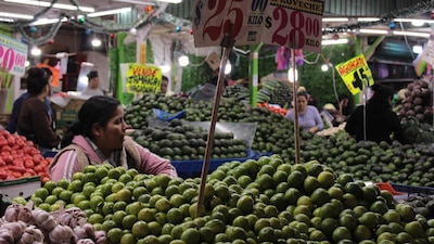 CIUDAD DE MÉXICO, 24DICIEMBRE2024.- La canasta básica ha mostrado una reducción con el índice de precios en México, cayendo 5.6% en comparación con el mes pasado. En la Ciudad de México, el promedio pasó de 5.6?.0%.
FOTO: DANIEL YÁÑEZ/ CUARTOSCURO.COM