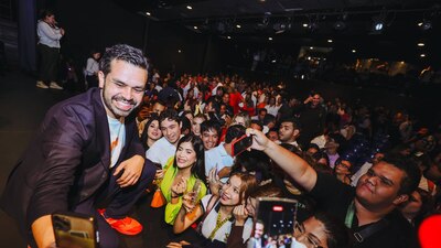 Máynez estuvo con los estudiantes de la UAS