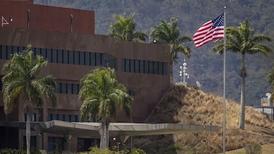 Fotografía de la bandera de Estados Unidos izada en la sede diplomática, este 14 de marzo de 2026, en Caracas (Venezuela). EFE/ Miguel Gutiérrez