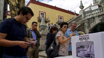 Un grupo de ciudadanos participa en la consulta ciudadana