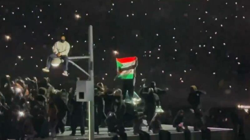 Hombre ondea bandera palestina en el Show de medio tiempo del Super Bowl