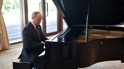 El presidente ruso se tomó unos minutos para tocar un piano de cola mientras esperaba a Xi Jinping