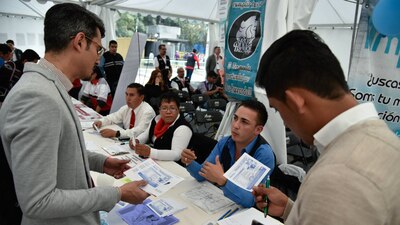 Jóvenes mexicanos durante una feria de reclutamiento en la CDMX