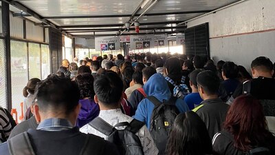 Hay líneas con pasillos y escaleras saturadas