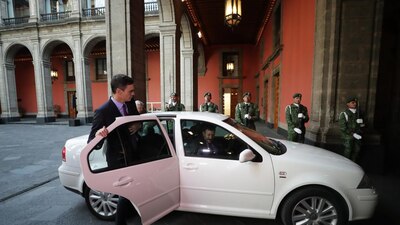 El presidente de México subió a su colega Pedro Sánchez al auto en el que se transporta el tabasqueño