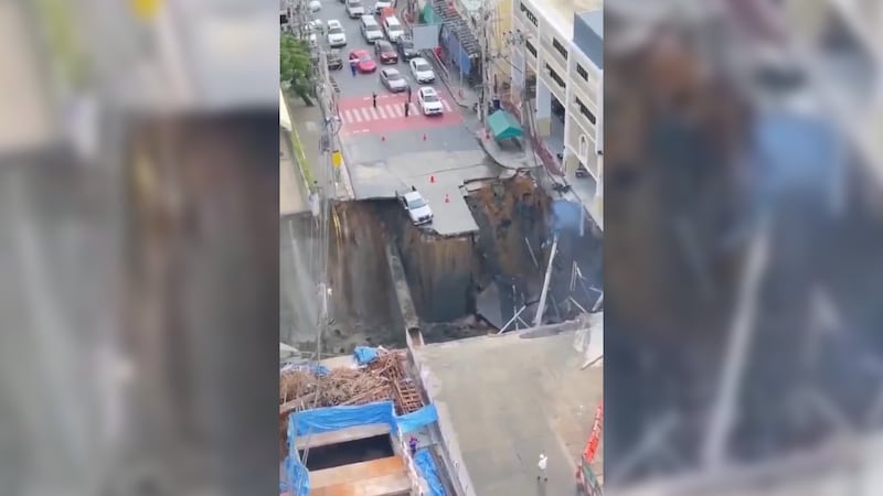 VIDEO: Se abre socavón gigante frente a un hospital de Bangkok, Tailandia