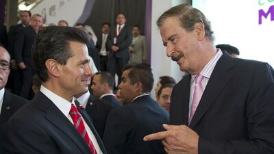 El expresidente Enrique Peña Nieto saludando al exmandatario Vicente Fox, en mayo de 2013