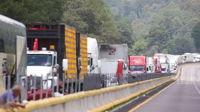 La fila de automóviles es kilométrica sobre la México-Puebla