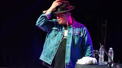 De misógino y machista por un comentario en su podcast