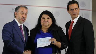 La tesorera de Veracruz, Clementina Guerreo, junto con el procurador federal, Raúl Cervantes (izq.), y el subprocurador Alberto Elías