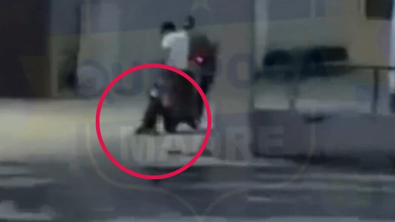Indignación en Puebla: sujeto arrastra a un perrito en moto en Chiautla de Tapia