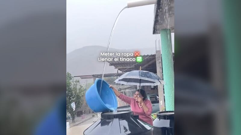 VIDEO: Mujer aprovecha aguacero para llenar su tinaco y se vuelve viral