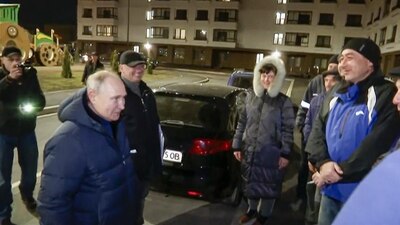 Presidente de Rusia conversa con habitantes de Mariupol
