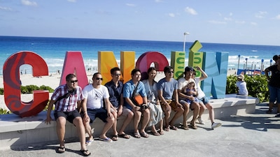 Turistas disfrutan de las playas de Cancún en diciembre del año pasado
