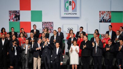 El presidente estuvo acompañado por legisladores, gobernadores y líderes priistas