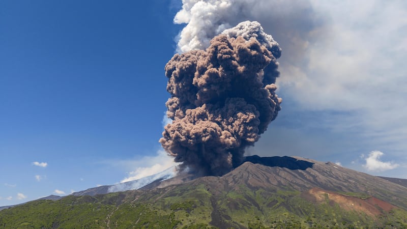VIDEO: Turistas son sorprendidos por erupción del volcán Etna
