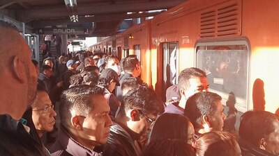 Usuarios tardan hasta 18 minutos en poder ingresar a los vagones