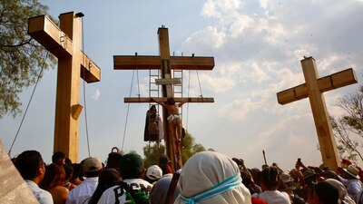 La procesión culminó en el Cerro de la Estrella