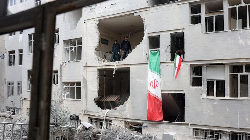 Irán acusa violación al alto al fuego y suspende navegación en Ormuz