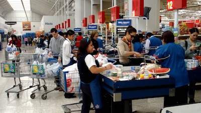 La reforma obliga a patrones a proporcionar sillas con respaldo
