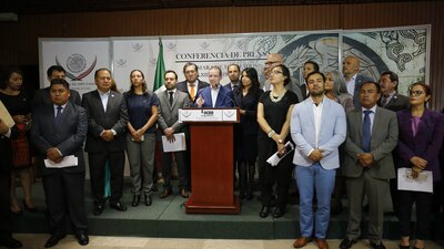 Los dirigentes del PAN, PRD y MC en conferencia de prensa