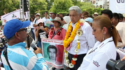 El 25 de mayo, en Iguala, López Obrador prometió a los padres crear una "Comisión de la Verdad"