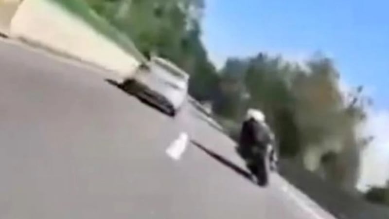 VIDEO: Violento choque entre una moto y un auto en la México-Cuernavaca desata debate en redes