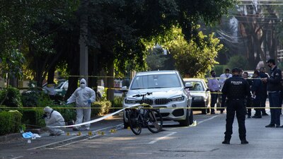 El empresario, su escolta y una acompañante fueron heridos por dos sujetos en moto que dispararon armas de fuego