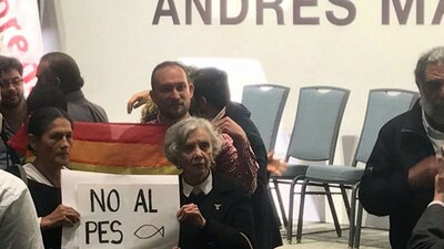 Jesusa Rodríguez (izquierda) y Elena Poniatowska durante el primer acto de precampaña de AMLO