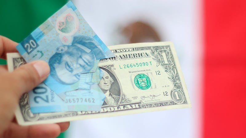 Lunes 13 pega al peso; moneda mexicana cae 0.36% ante el dólar