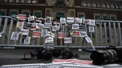 Periodistas de la CDMX colocaron un altar frente a Palacio Nacional