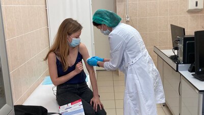 ¿Cuántas dosis tiene? ¿Qué se inyecta? Esta comunicadora rusa nos explicó