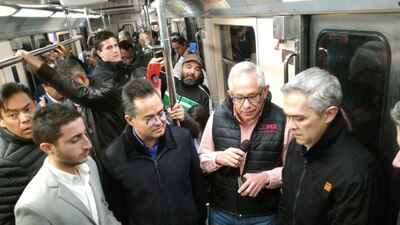 Los funcionarios, entre ellos Miguel Ángel Mancera, probaron el servicio