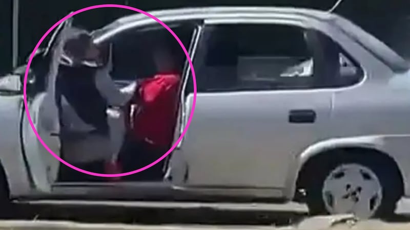VIDEO: Mujer se aferra a su auto en movimiento, para evitar que un ladrón se lo quite
