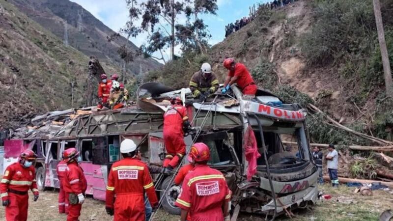 Tragedia en Perú: suman 18 muertos y 48 heridos tras volcadura de autobús