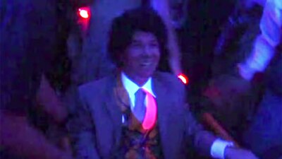 En el video se observa al hoy candidato bailar durante la boda de Manuel Barreiro