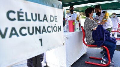 El plan de vacunación del Gobierno comenzó con el personal médico