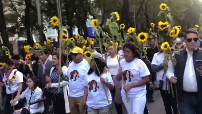 Además de los padres de Yaretzi, el contingente lo encabezó Aranza, mejor amiga de la joven y quien sobrevivió al incidente de la L3.