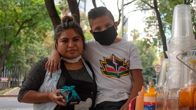 Madre soltera de 30 años de edad, quien es vendedora ambulante de raspados desde hace 8 meses